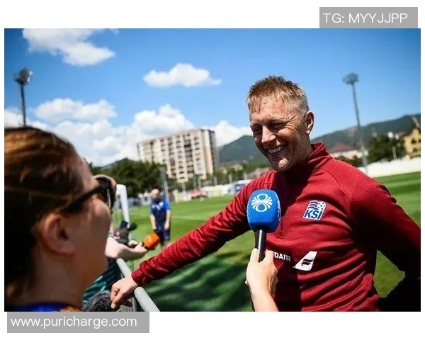 揭开足球明星卡片的神秘面纱一探究竟的精彩拆解视频