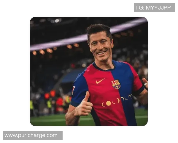 璀璨足球明星灯箱照片展现球场魅力与激情的完美瞬间 璀璨足球明星灯箱照片展现球场魅力与激情的完美瞬间